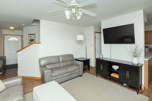 TV, offices - Spacious 4-Bed/2.5 BA Modern Home (Altoona)