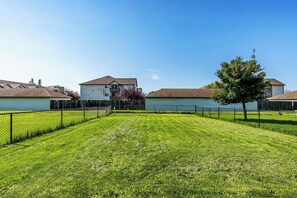Property grounds - Spacious 4-Bed/2.5 BA Modern Home (Altoona)