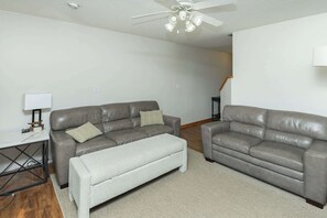 TV, offices - Spacious 4-Bed/2.5 BA Modern Home (Altoona)