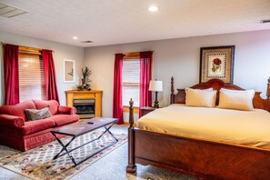 3 bedrooms, desk, iron/ironing board, travel cot - Riverside Cabin w Mountain View, Hottub & Gameroom (Sevierville)