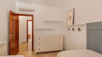 2 quartos, ferros/tábuas de passar roupa, Wi-Fi, roupa de cama