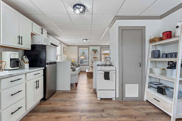 Fridge, oven, stovetop, coffee/tea maker