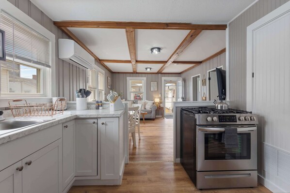 Fridge, oven, stovetop, dishwasher