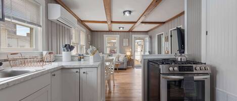 Fridge, oven, stovetop, dishwasher