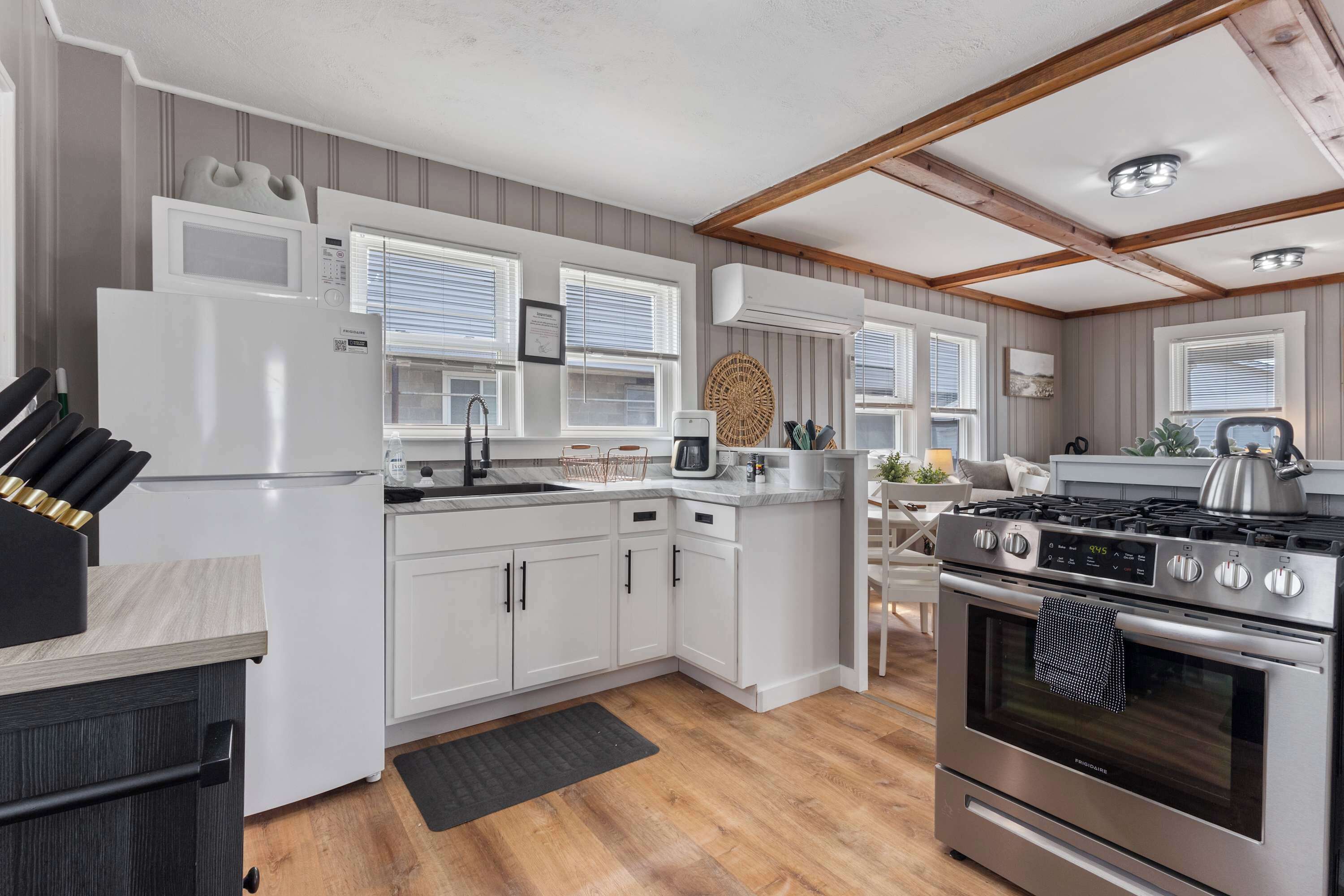 Fridge, oven, stovetop, dishwasher
