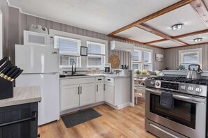 Fridge, oven, stovetop, dishwasher