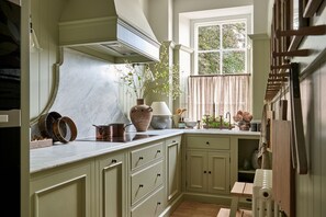 Dishwasher, cookware/dishes/utensils - Castle Corner, The Georgian House (Ludlow)