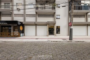 A building with a cafe named 'Cafe Almoço Janta' and 'Marine Residence' on the ground floor. - Apt w Balcony Close to Beach Privileged loc Mrn302 (Balneário Camboriú)