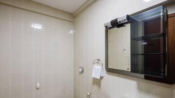 Un baño con inodoro, lavabo y espejo.