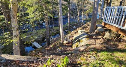 Cozy cottage by the river perfect for nature lovers & pet friendly