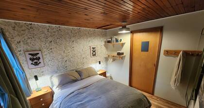 Cozy cottage by the river perfect for nature lovers & pet friendly