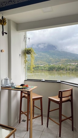 Dining. Flat with views of Rio Doce and Pico da Ibituruna, we accept pets.