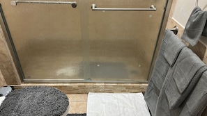 Douche, sèche-cheveux, serviettes fournies, savon