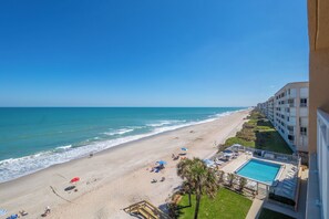På stranden, solsenger og strandhåndklær