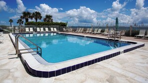 Utendørsbasseng og et oppvarmet basseng