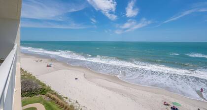 Oceanfront 2BR Condo Bright Breezy Beachfront Indian Harbour Beach, 606