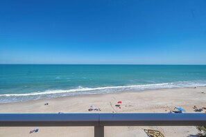 Plage, chaises longues, serviettes de plage