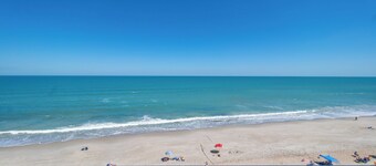 Oceanfront 2BR Condo Bright Breezy Beachfront Indian Harbour Beach, 606