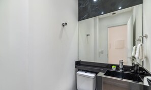 Basic Apartment | Bathroom - 2BR Apt With BBQ in Meia Praia Mlo0601 (Itapema)