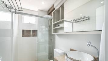 Basic Apartment | Bathroom