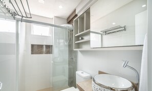 Basic Apartment | Bathroom - 2BR Apt With BBQ in Meia Praia Mlo0601 (Itapema)
