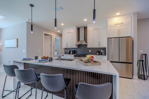 Réfrigérateur, four à micro-ondes, un four, surface de cuisson