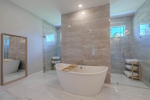 Dusche, Haartrockner, HandtĂŒcher