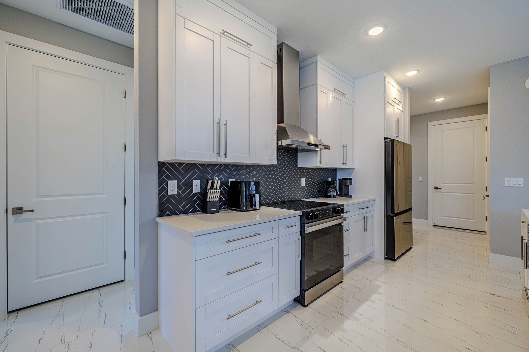 Een koelkast, een microgolfoven, een oven, een kookplaat