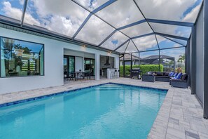 A heated pool - Sleeps 6, Heated pool, Outdoor lounge - Stars Vacation Rentals (Cape Coral)