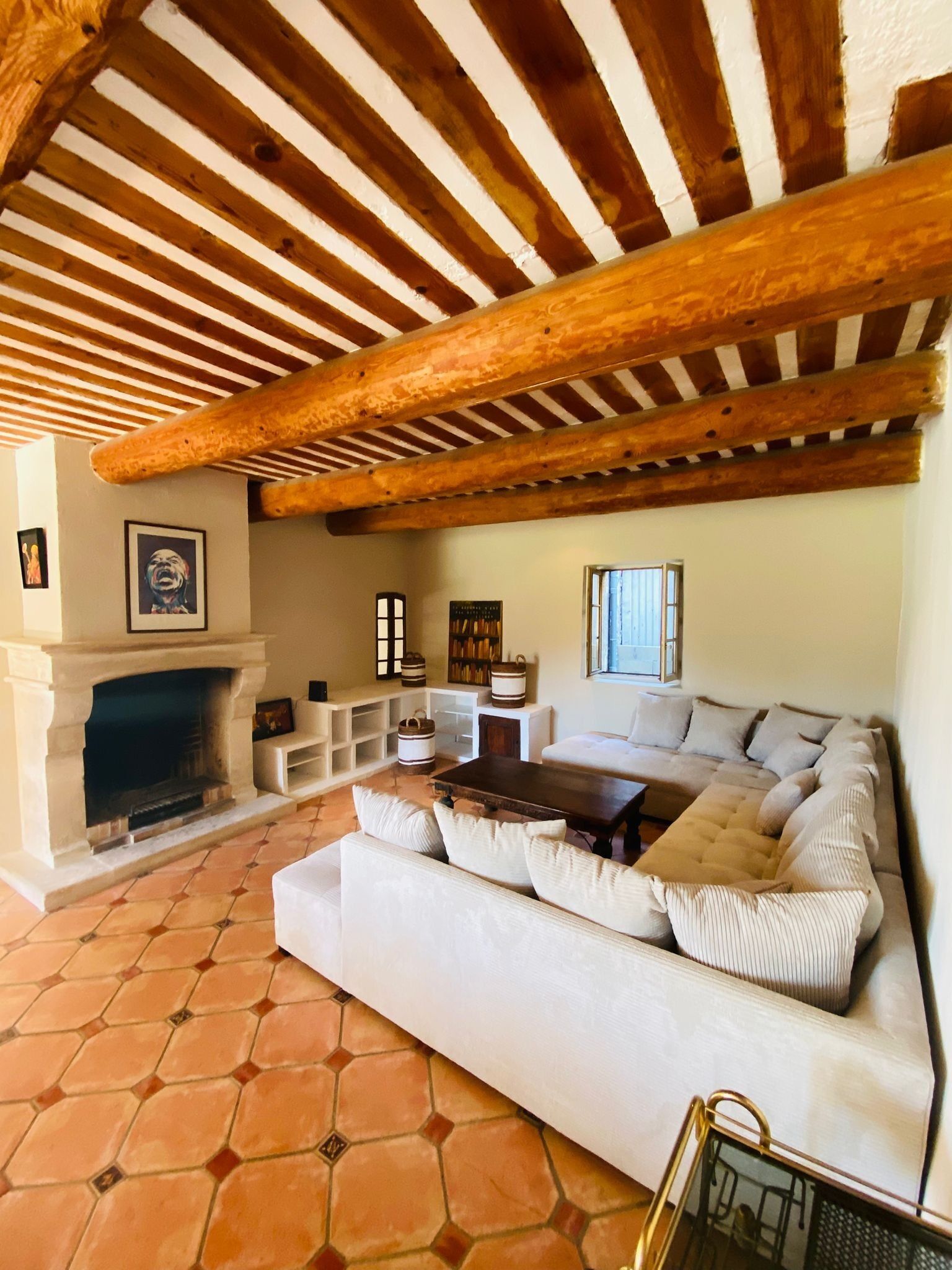 TV connectée, cheminée, table de tennis de table