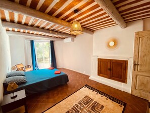 8 bedrooms, iron/ironing board, travel crib, free WiFi - Grand Mas Provençal with swimming pool (Cheval-Blanc)