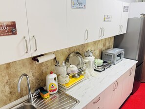 舒適共用宿舍 | 公共廚房 | 大型冰箱、微波爐、爐台、鍋具/餐盤/廚房用品