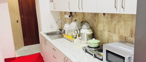 Dormitorio condiviso Comfort | Cucina condivisa | Frigorifero con congelatore, microonde, piano cottura