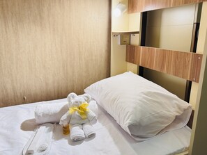 舒適共用宿舍 | 高級寢具、書桌、筆電工作空間、遮光布/窗簾