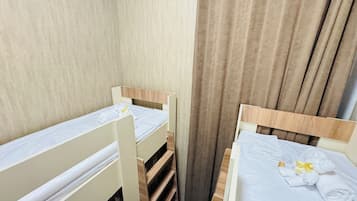 Dortoir partagé Confort | Literie de qualité, bureau, espace de travail pour ordinateurs portables