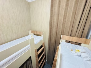 컴포트 공용 도미토리 | 고급 침구, 책상, 노트북 작업 공간, 암막 커튼