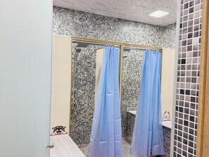 Comfort Shared Dormitory | Bathroom | Hair dryer, slippers, towels, soap - Alina Home Baku (Baku)