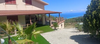 Villa 'Panorama Scurzi' con Vista Mare, Wi-Fi e Aria Condizionata