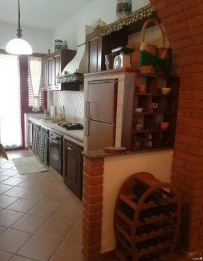 Jääkaappi, mikroaaltouuni, uuni, liesi