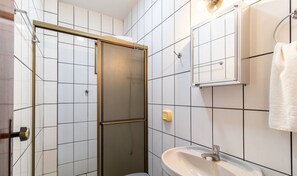 Basic Apartment | Bathroom