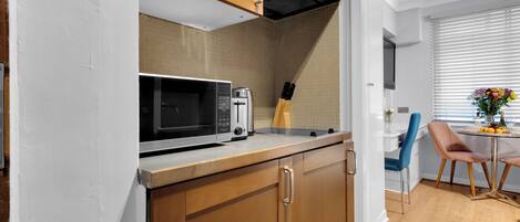 Réfrigérateur, four à micro-ondes, surface de cuisson