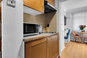 Kühlschrank, Mikrowelle, Herdplatte, Wasserkocher