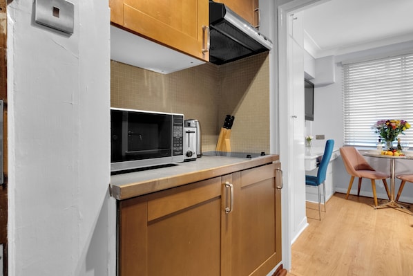 Refrigerador, microondas, placa de cocina, tetera/pava eléctrica
