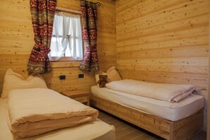 4 bedrooms, WiFi, bed sheets