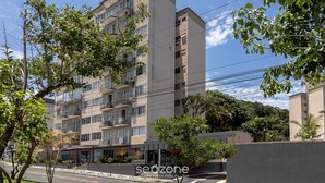 A multi-story residential building with balconies, a street in front, and surrounding greenery. - Modern Apartment Near the BC Ferris Wheel Mbh0601 (Balneário Camboriú)