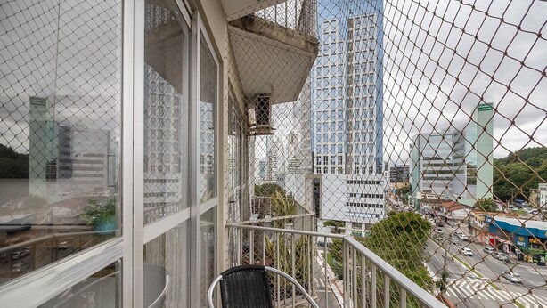 A high-rise building with a chain-link fence in the foreground. - Modern Apartment Near the BC Ferris Wheel Mbh0601 (Balneário Camboriú)