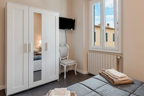 3 عدّة غرف نوم ومكواة/لوح كي وواي فاي وملاءات أسرّة