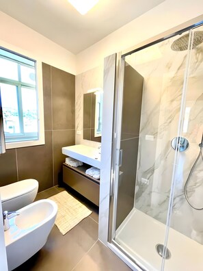 Douche, sèche-cheveux, serviettes fournies