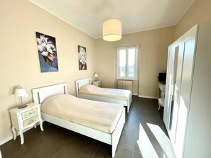 3 chambres, fer et planche à repasser, Wi-Fi, draps fournis