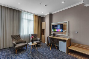 Dobbelt- eller tomannsrom – superior | Safe på rommet, skrivebord og skrivebord for bærbar PC